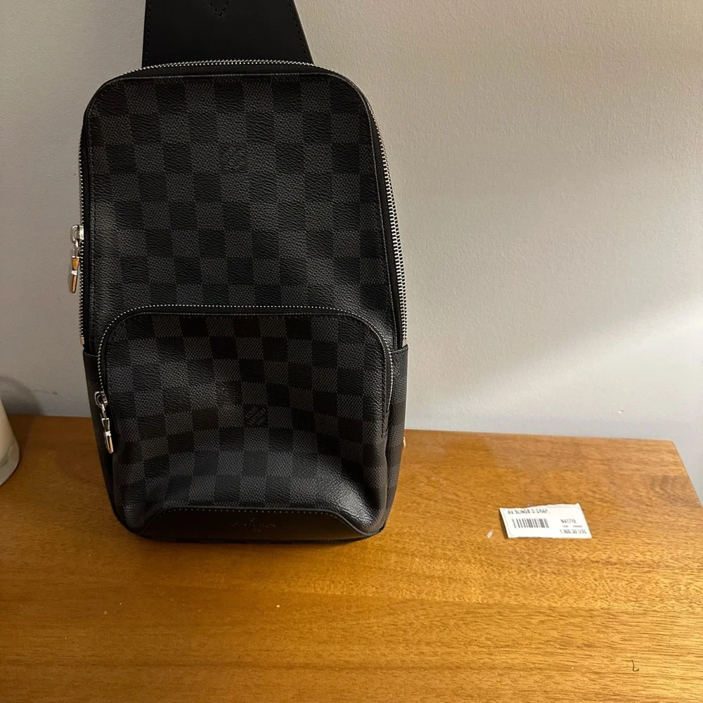 Louis Vuitton Avenue Sling Bag - Picture 2 of 4